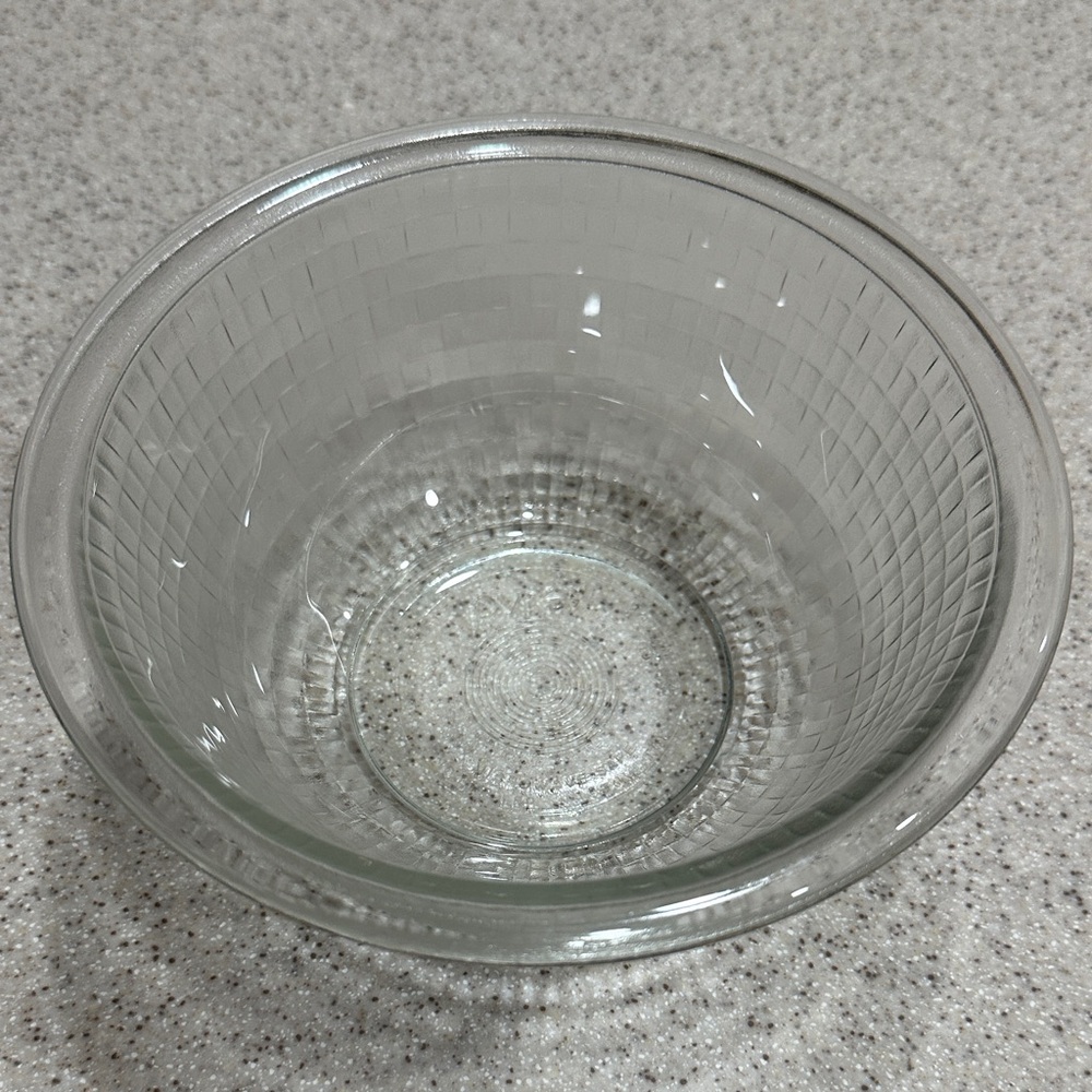 RARE Vintage Basket Weave Pyrex 1 Qt Bowl baking/mixing/ storage